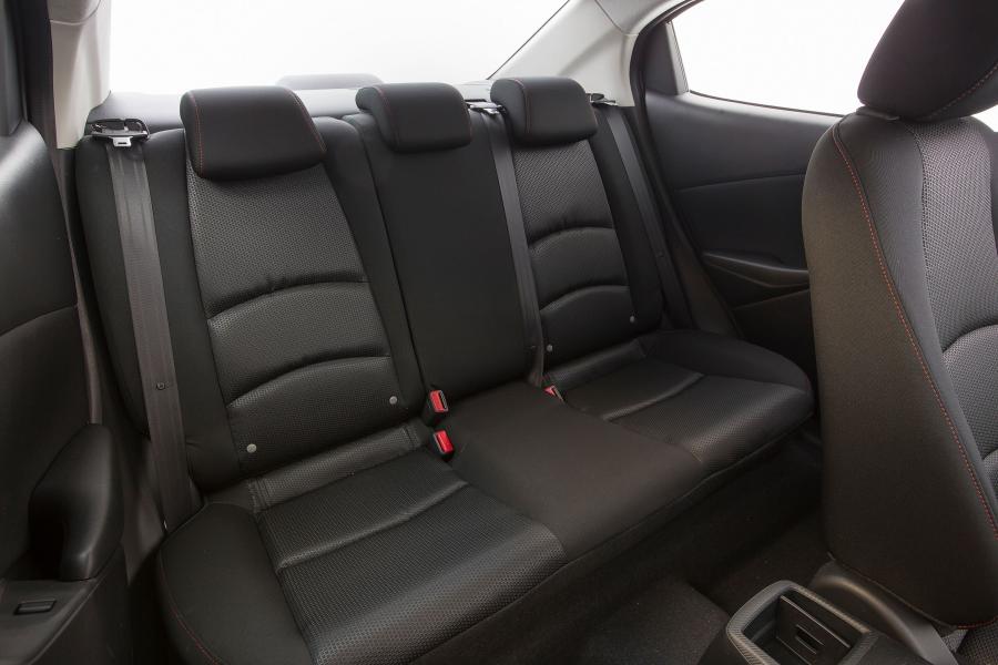 Интерьер Mazda2 Sedan 2015 года  (AU) (фото 24 из 35)